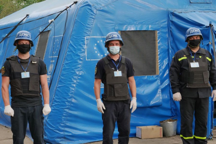 Почти полсотни людей «застряли» в палатке спасателей на КПВВ Донетчины (ФОТО)