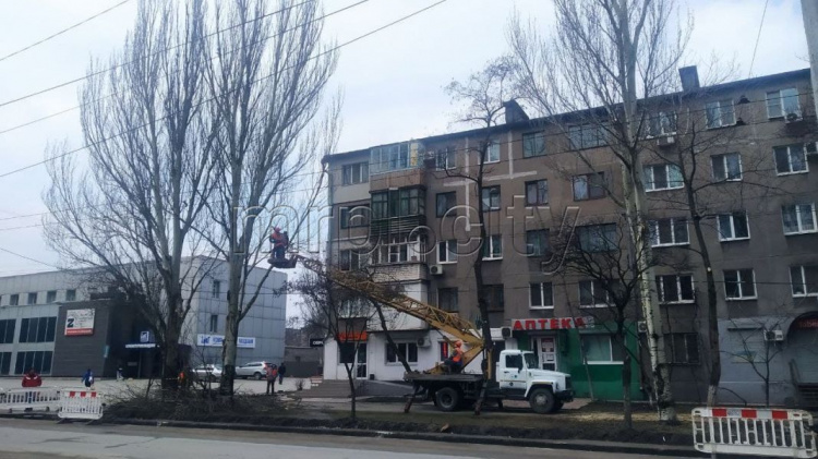 В центре Мариуполя меняют сотни метров водовода. Как проходят работы?