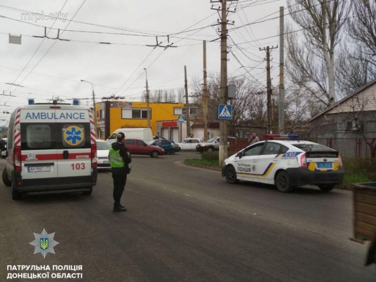 Не успела среагировать: в Мариуполе ребенок попал под колеса автомобиля (ФОТО)
