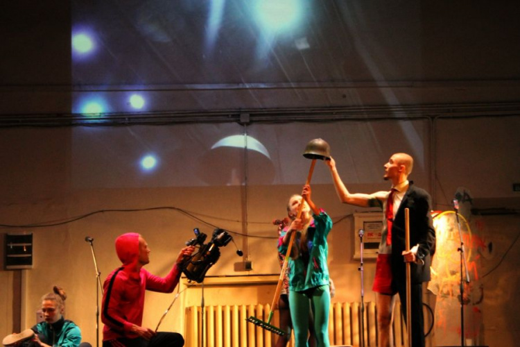 В Мариуполе актеры бросали в зрителей землю и мочились на сцене (ФОТО+ВИДЕО)