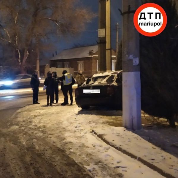 В Мариуполе автомобиль снес елку и врезался в столб