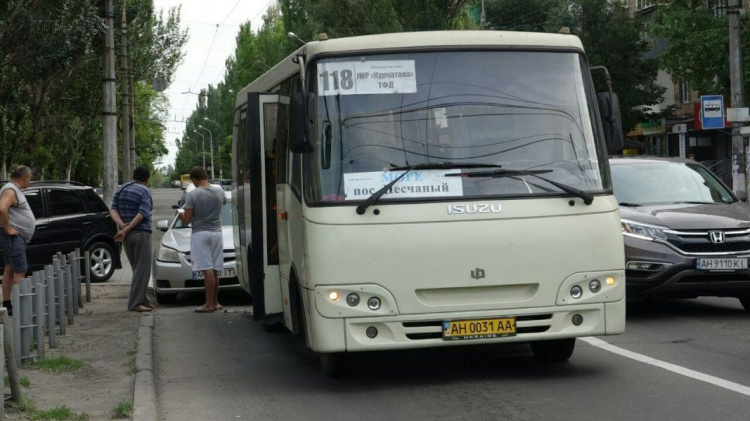 В Мариуполе легковушка «влетела» в маршрутку: отказали тормоза (ФОТО)