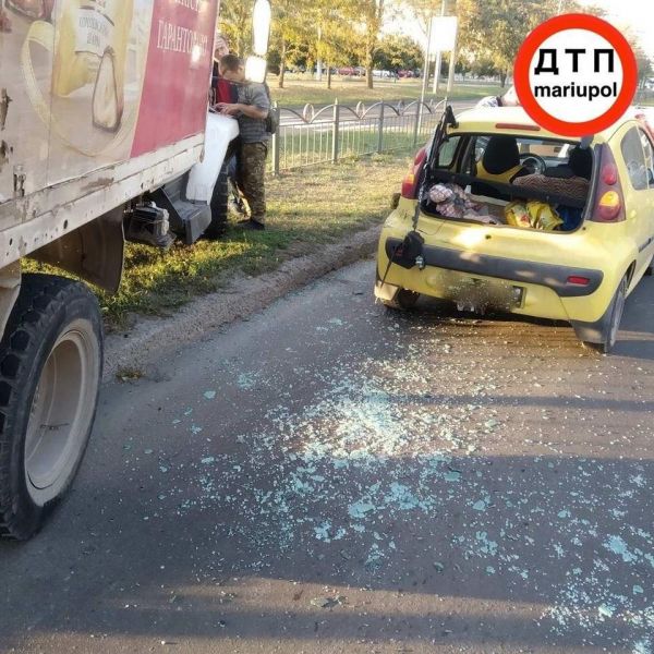 В Мариуполе произошло тройное ДТП: грузовик снес металлическое ограждение