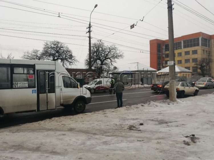 В Мариуполе снегоуборочная машина «зацепила» маршрутку. Движение затруднено