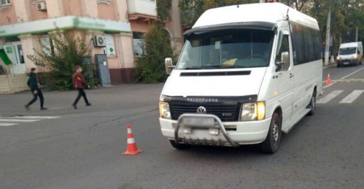 В Мариуполе фургон сбил 11-летнюю девочку. Ее доставили в больницу (ФОТО+ДОПОЛНЕНО)