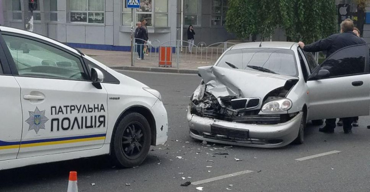В центре Мариуполя столкнулись Mitsubishi и Daewoo. Пострадали два человека (ФОТО+ДОПОЛНЕНО)