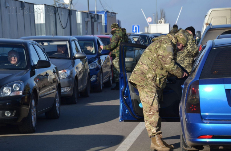 В очередях на КПВВ Донбасса скопилось 640 машин