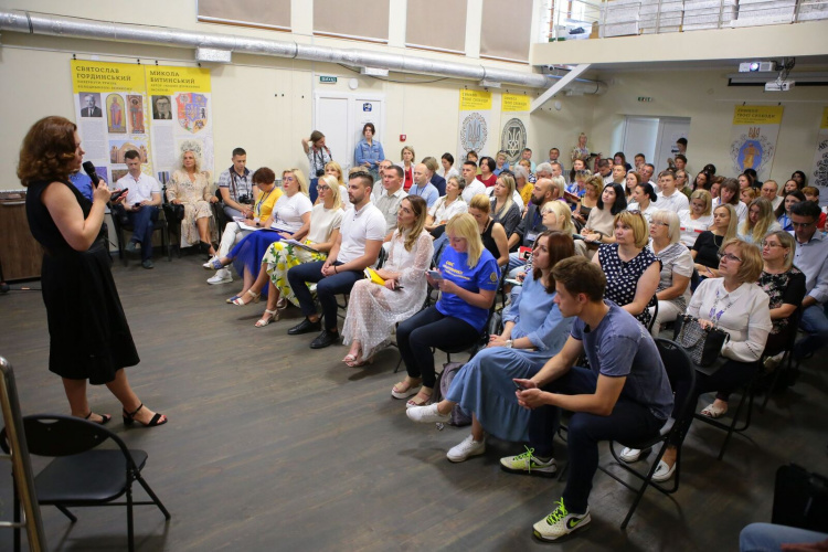 Як координаційні центри допомагають переселенцям з Донбасу – деталі