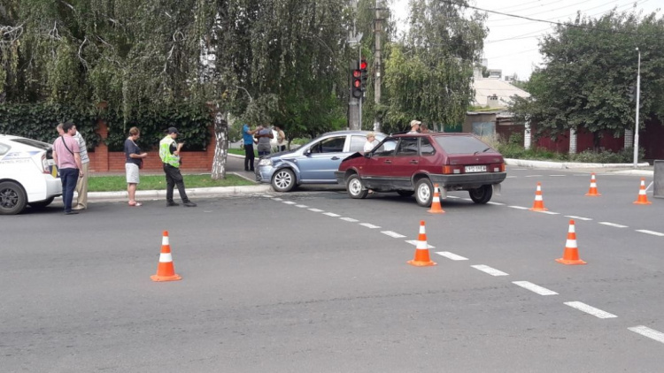 Дети, находившиеся в Chevrolet, пострадали во время аварии в Мариуполе (ФОТО)
