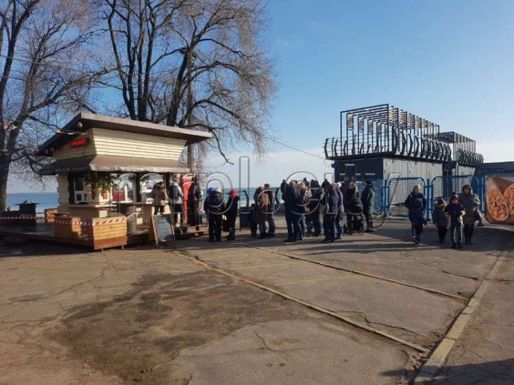 Десятки мариупольцев с детьми в локдаун вышли гулять к морю