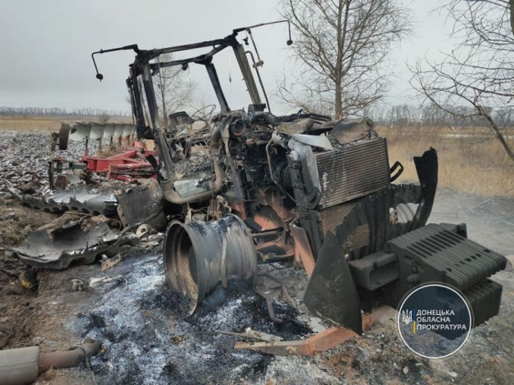 На Донетчине в поле взорвался трактор: внутри находился водитель