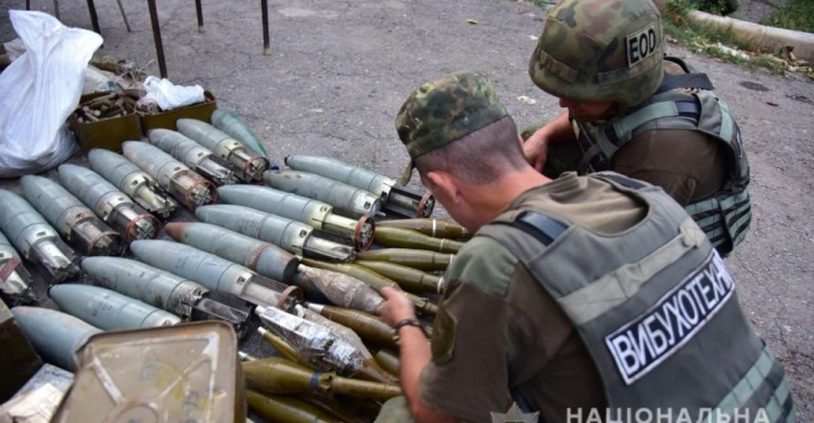 В Мариуполе добровольцы передали 10 тонн оружия украинским полицейским (ФОТО+ВИДЕО)