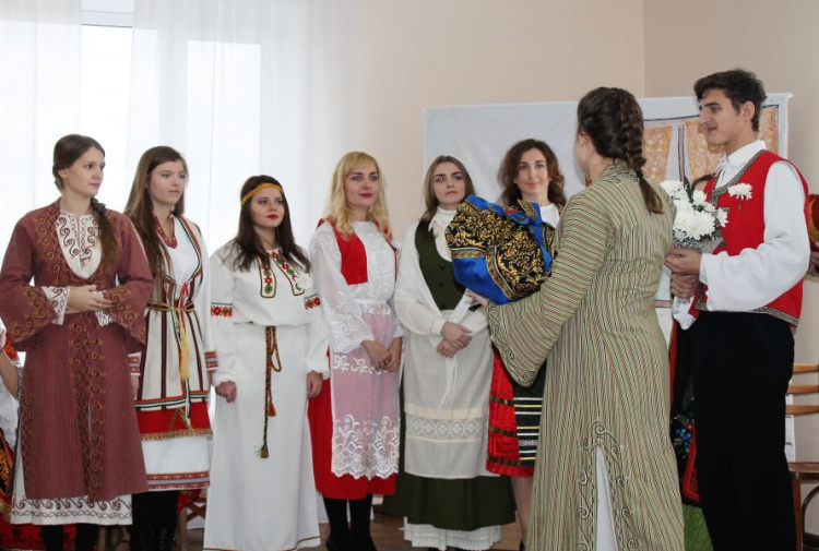 Мариупольские студенты «сыграли» традиционную греческую свадьбу (ФОТО+ВИДЕО)