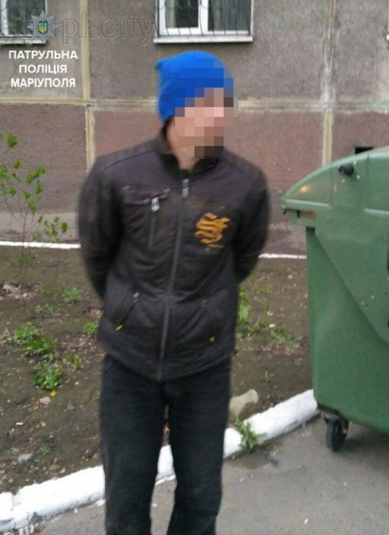 Автомобили, припаркованные во дворах Мариуполя под новой угрозой (ФОТО)
