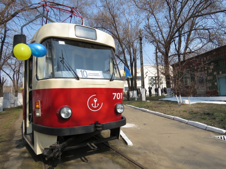 В Мариуполе вышли на линию 10 трамваев из Праги (ФОТО)
