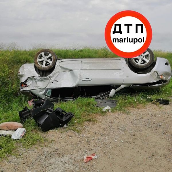 Вблизи Мариуполя перевернулся автомобиль: четырех человек забрала «скорая»