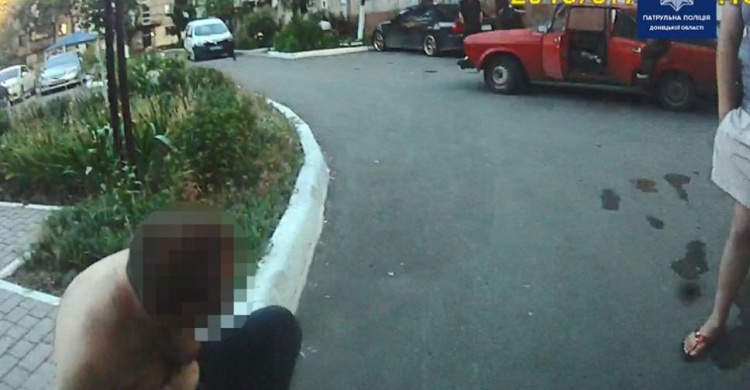 «Алкоголь попутал»: в центре Мариуполя на глазах хозяев пытались угнать автомобиль (ФОТО)