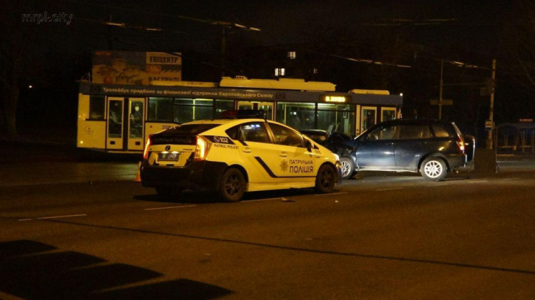 В Мариуполе столкнулись два автомобиля: есть пострадавшие (ФОТО)