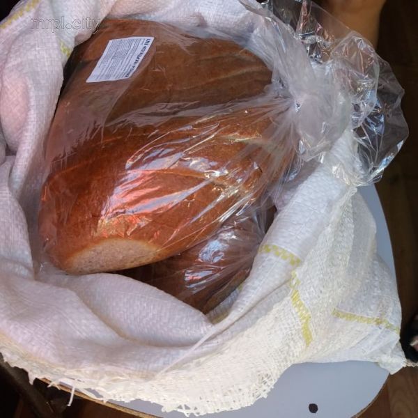 В Мариуполе переселенка из Широкино раздавала хлеб (ФОТО)