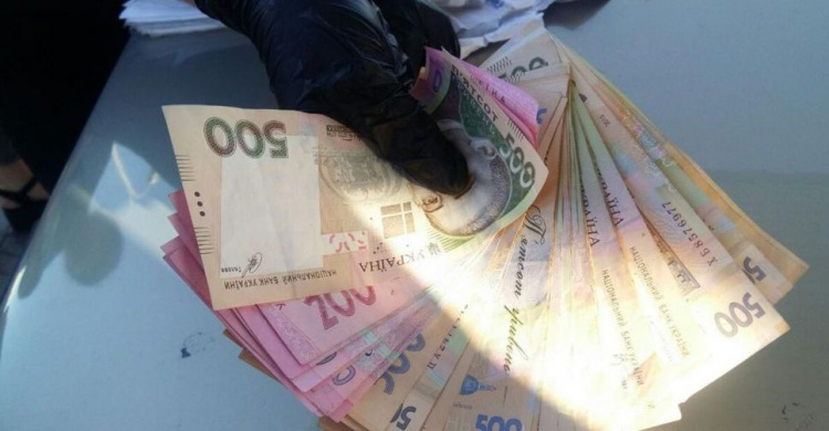 Мариупольчанка выманила у пенсионеров более ста тысяч гривен (ФОТО)