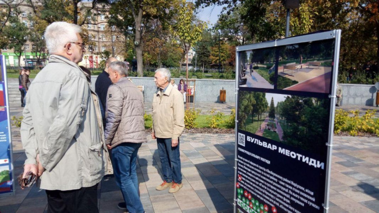 Аттракцион Кука, аниматоры и развлечения: в центре Мариуполя началось массовое гуляние (ФОТО+ВИДЕО)