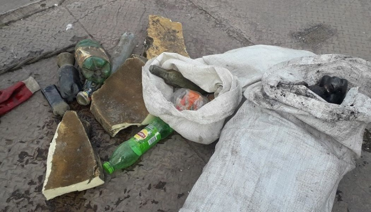 Бутылки, шины и телефоны: мариупольские спасатели очищают Кальчик от мусора (ФОТО)