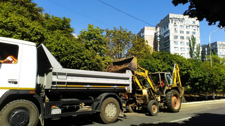 На улицах Левобережья «Зеленстрой» уберет 2500 кв. м старого грунта (ФОТО)