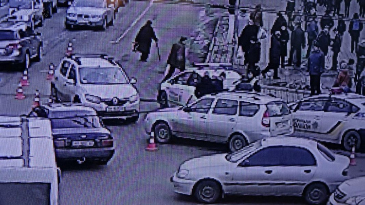 В центре Мариуполя автомобиль сбил 10-летнюю девочку (ФОТО +ВИДЕО)