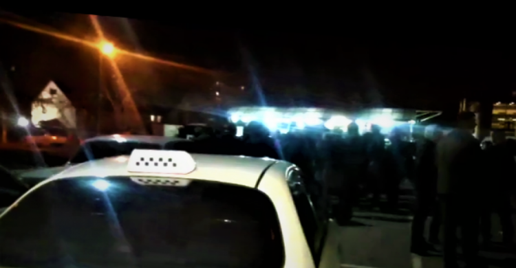 В Мариуполе таксисты протестовали против низких тарифов на поездки