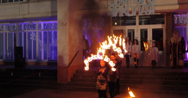 В Мариуполь на ретро-машине прибыл Святой Николай и устроил шоу с огнём (ФОТО)