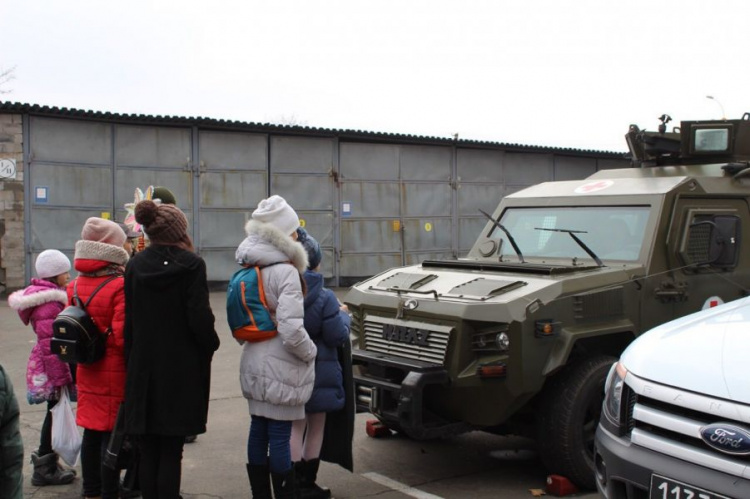 Мариупольские школьники пришли в гости к пограничникам с вертепом (ФОТО)