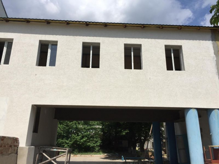 Под Мариуполем завершат ремонт опорной школы после подрядчика-мошенника (ФОТО)