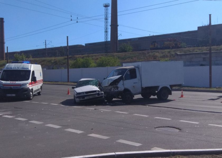 В Мариуполе водителя заблокировало в машине после столкновения с грузовиком