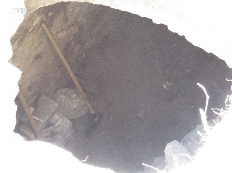 В центре Мариуполя в таинственном подземелье найден смертельно опасный предмет (ФОТО)