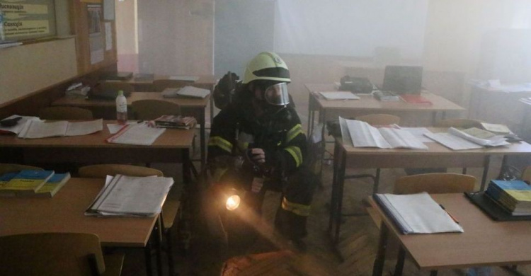 В Мариуполе вуз эвакуировали по тревоге (ФОТО+ВИДЕО)