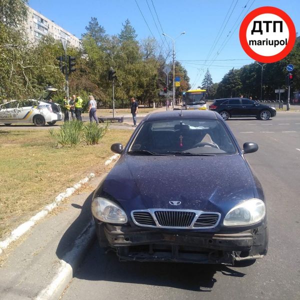 Красный VS синий: в Мариуполе два Daewoo не поделили дорогу