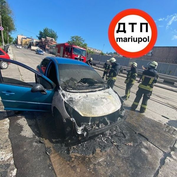 Сгорел автомобиль в центре Мариуполя