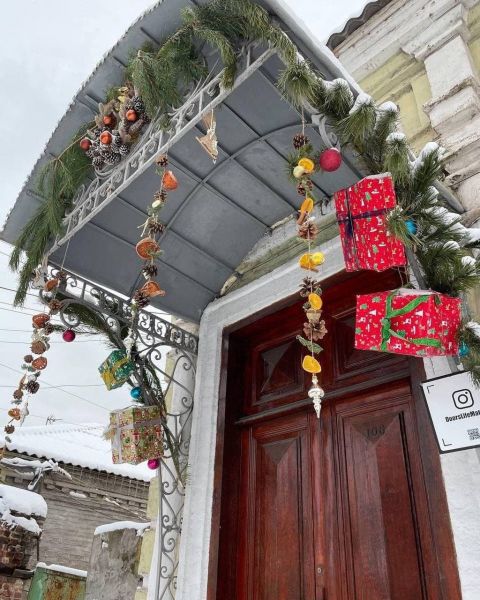 Возле исторической двери в Мариуполе открыли новую новогоднюю фотозону