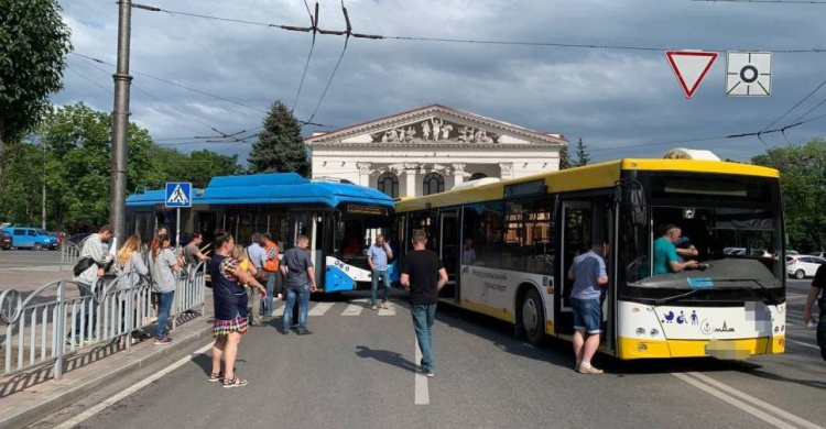 В центре Мариуполя троллейбус столкнулся с автобусом: движение затруднено