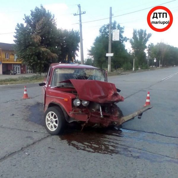 В Мариуполе при столкновении «смяло» ВАЗ: водителя забрала «скорая»