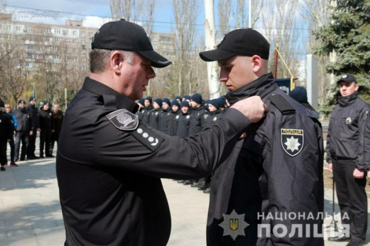 В Мариуполе 24 новых полицейских приняли присягу (ФОТО)