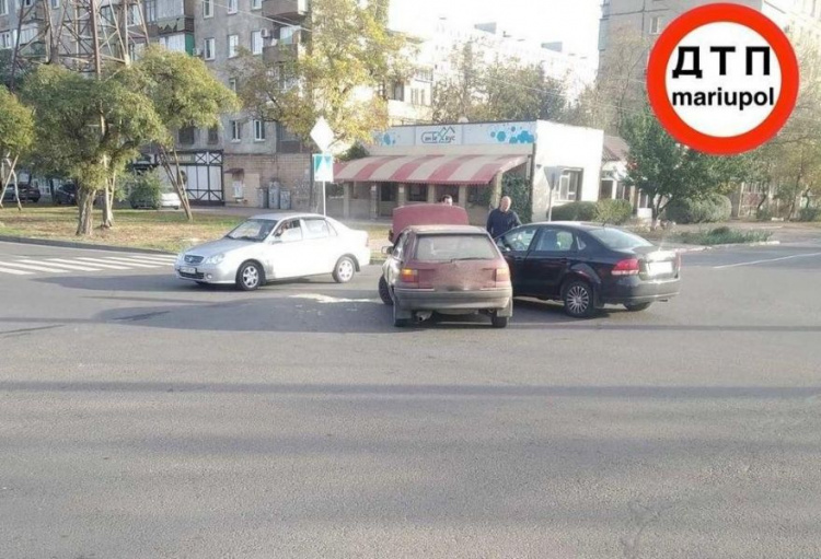 Не поделили дорогу: в Мариуполе столкнулись «Opel» и «Volkswagen»