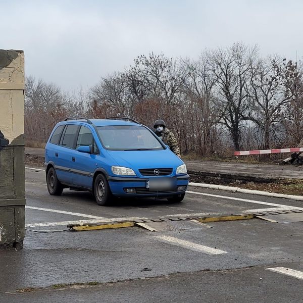 Большинство дорожных коридоров на Донбассе заблокировано боевиками. Где можно проехать?