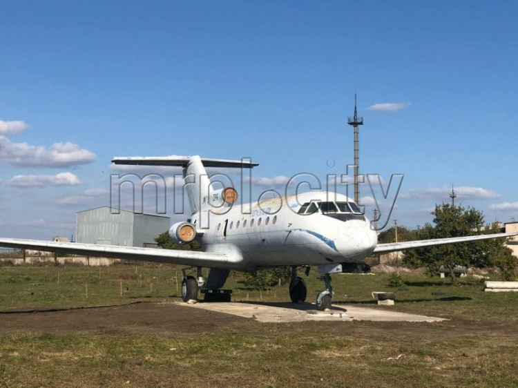 На окраине Мариуполе появился самолет: как его туда доставили и для каких целей?