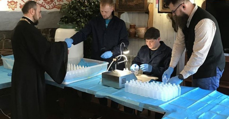 Киевские священники изготовили антисептики для мариупольцев (ФОТО)