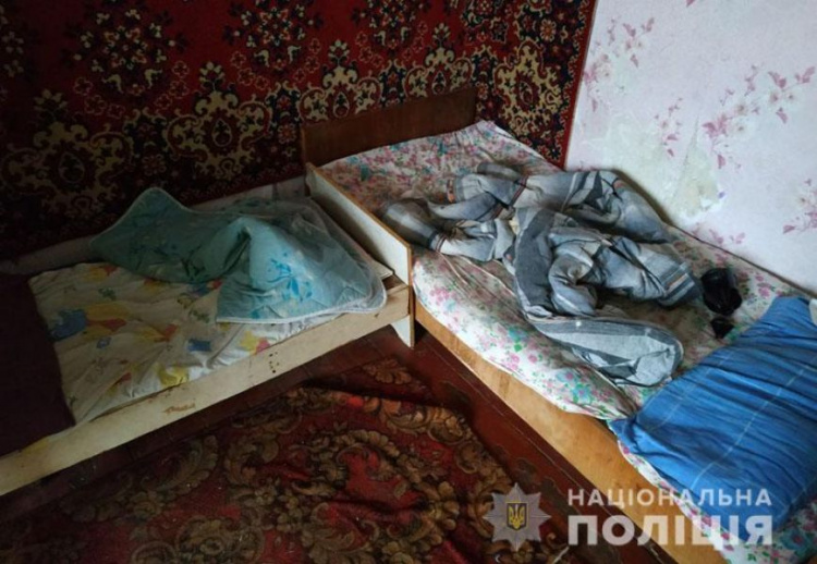 Без еды и чистой одежды: в Донецкой области мать забыла о двухлетнем ребенке (ФОТО)