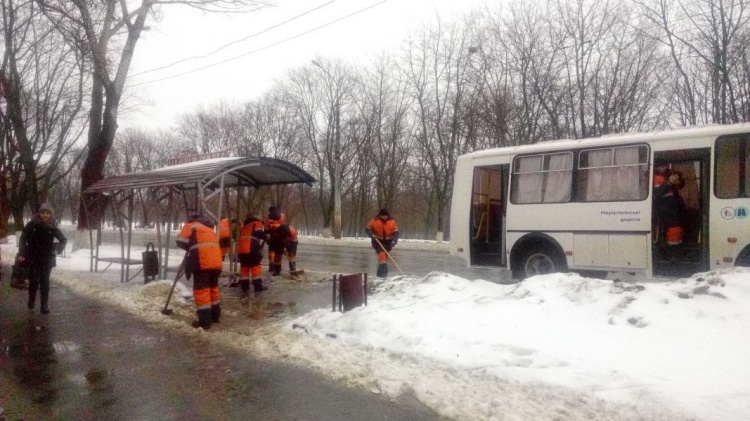 Мариупольские коммунальщики чистят от слякоти тротуары и готовятся к гололеду (ФОТО)