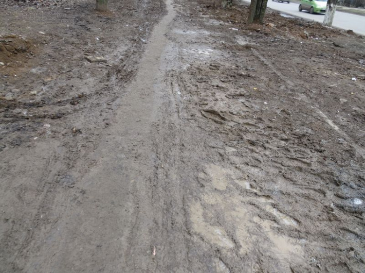 Утонувшая в грязи остановка в центре  Мариуполя не поддается очистке (ФОТОФАКТ)
