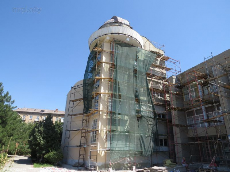 Дорожки у обновляемой башни обсерватории в Мариуполе покрылись мозаикой (ФОТОФАКТ)