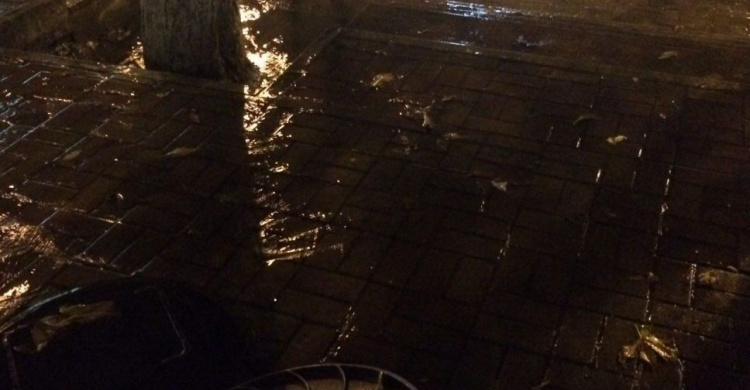 В центре Мариуполя из открытого люка бьет вода, заливая тротуар (ФОТОФАКТ)